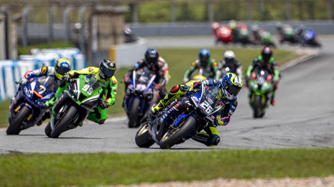 速度英雄-第四回合比賽 群車過彎