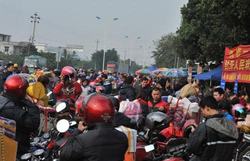 春運開始了，摩托大軍將出現！坐火車方便，農民工為何要騎車回家