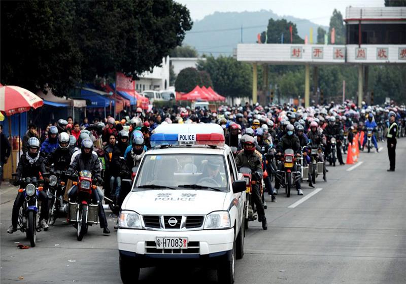 &ldquo;返鄉摩托大軍&rdquo;再現！專家：又不是沒有錢，為啥就不能買輛車？