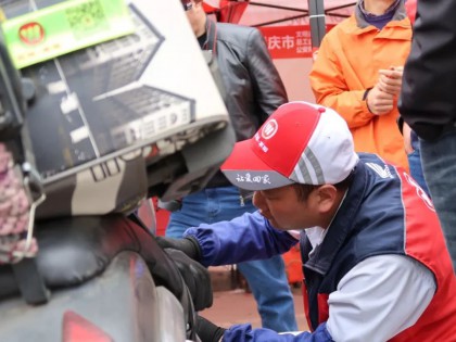 十年返鄉(xiāng)路,無論還有多少人在路上,總有一盞燈為他們而留!