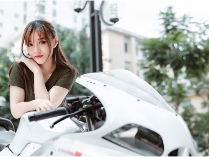 傳奇再現：Cagiva Mito SP525 二沖程跑車與美女的邂逅
