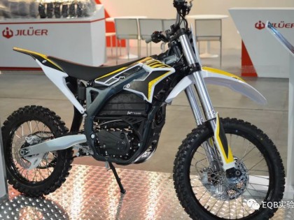 8萬元的KTM買不起，不妨看看4萬元的虬龍暴蜂